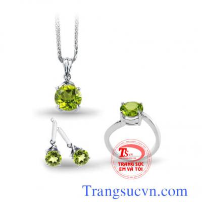 Trang sức bộ đá peridot đẹp được chế tác từ đá Peridot thiên nhiên chất lượng, màu đẹp. Trang sức bộ đá peridot đẹp là món quà hoàn hảo dành cho người thương vào những dịp đặc biệt.