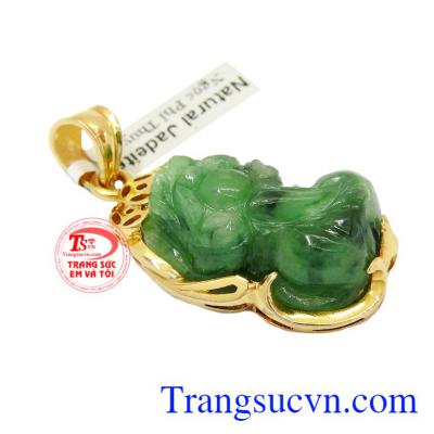 Sản phẩm được chế tác từ ngọc cẩm thạch thiên nhiên bọc vàng 14k.