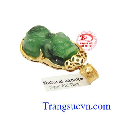 Tỳ hưu đeo cổ có thể kế hợp với nhiều kiểu trang phục.