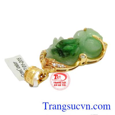 Sản phẩm có thể kết hợp với dây chuyền vàng, dây da bọc vàng. 