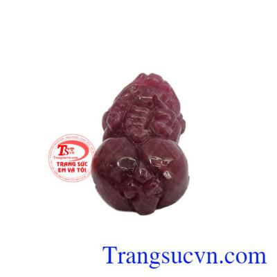Về mặt phông thủy, ruby mang lại một nguồn năng lượng mạnh mẽ, đem lại may mắn cho người sở hữu.