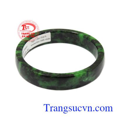 Vòng cẩm thạch đại cát mang đến cho người dùng sự sang trọng và quyến rũ.