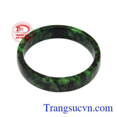 Ngọc cẩm thạch thiên nhiên có tác dụng trong phong thủy, thích hợp với nhiều mệnh. 