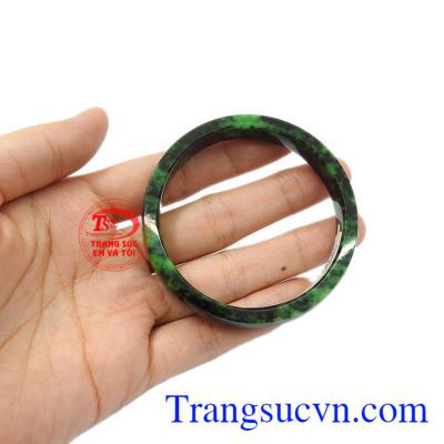 Sản phẩm có thể kết hợp với nhiều trang phục và phụ kiện. 