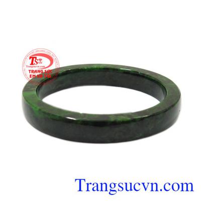 Vòng ngọc có thể kết hợp với nhiều trang phục và phụ kiện khác nhau.