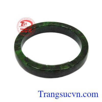 Vòng cẩm thạch may mắn được chế tác bản vuông mang đến nét sang trọng, quý phái cho người sử dụng.