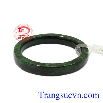Ngọc cẩm thạch thiên nhiên luôn là một trong những đá quý được khách hàng yêu thích và lựa chọn.