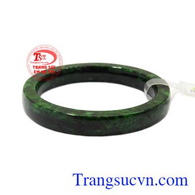 Vòng cẩm thạch phú quý được chế tác bản vuông sang trọng và quý phái.