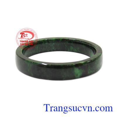 Vòng cẩm thạch quý phái mang đến sự sang trọng cho người dùng.