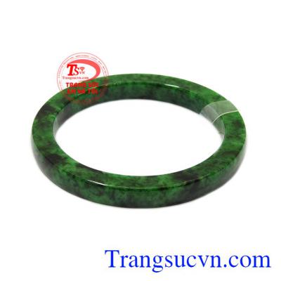 Vòng cẩm thạch thiên nhiên đẹp mang màu sắc xanh, đốm đen vô cùng tinh tế và đẹp mắt.