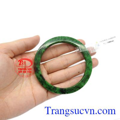 Vòng ngọc tạo sự sang trọng, quý phái cho người dùng.