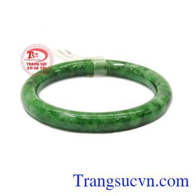 Vòng jadeite sang trọng được chế tác bản tròn vô cùng tinh tế và đẹp mắt.