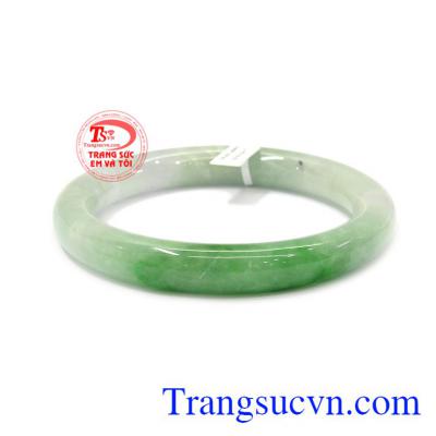 Vòng jadeite thiên nhiên đẹp chế tác bản tròn mang đến sự sang trọng và quý phái.