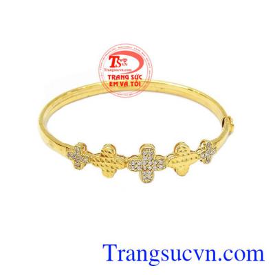 Vòng tay vàng 10k sáng bóng mang đến cho người đeo vẻ đẹp sang trọng quý phái, là sản phẩm được nhiều khách hàng ưa chuộng và tin dùng