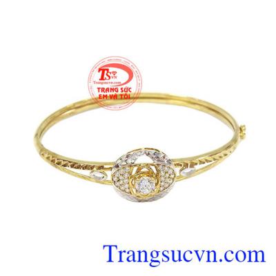 Vòng vàng kết trái yêu thương là sản phẩm vàng 10k, được thiết kế thời trang, kiểu dáng sang trọng, thanh lịch