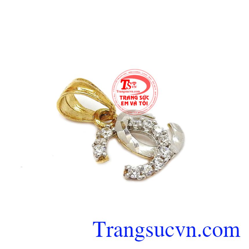 Mặt dây nữ chanel sang trọng được kết hợp vàng tây 10k cùng đá cz giúp sản phẩm trở nên lấp lánh và ấn tượng hơn.
