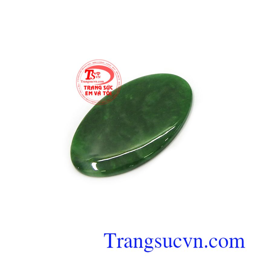 Ngọc Jadeite được nhiều người sử dụng như lá bùa hộ mệnh cho bản thân Mặt ngọc Jadeite đại phúc lộc