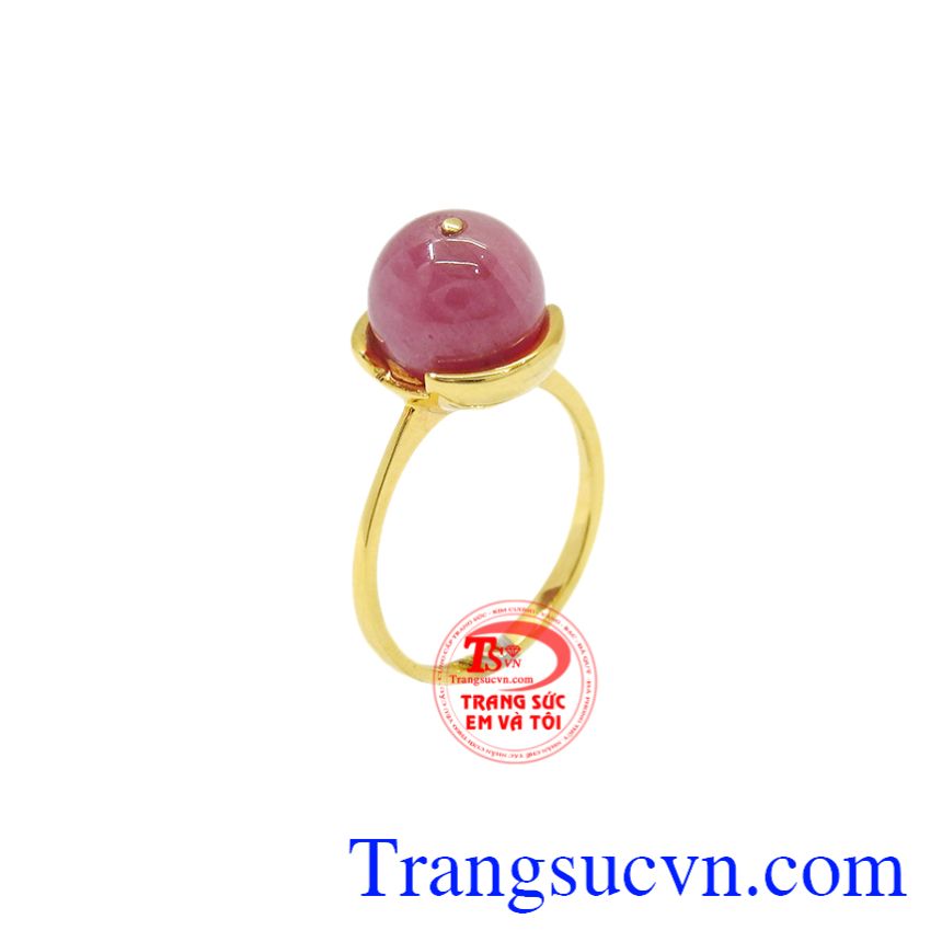 Nhẫn nữ Ruby vàng 14k đẹp được thiết kế tinh xảo, gắn đá quý, tạo nên vẻ sang trọng, quý phái.