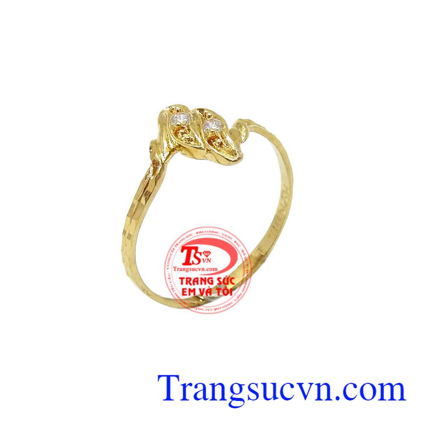 Nhẫn nữ vàng đeo tay là sản phẩm nhẫn nữ với kiểu dáng đơn giản, xinh xắn