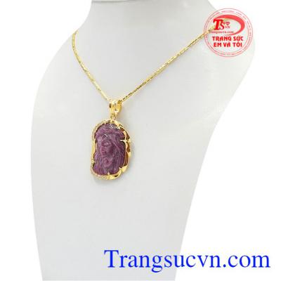 Mặt dây chuyền được chế tác từ đá Ruby thiên nhiên. Bộ dây Chúa bọc vàng