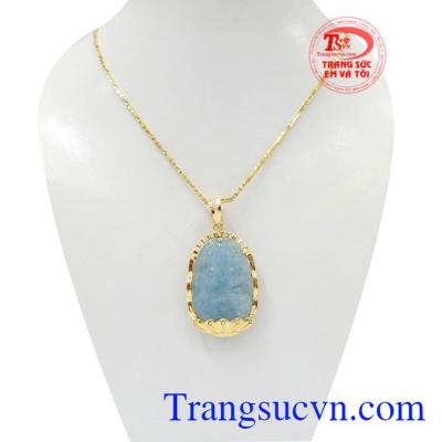 Bộ dây chuyền mặt Phật tuổi Thìn-Tỵ là sản phẩm kết hợp từ mặt Phật Aquamarine thiên nhiên và dây chuyền vàng.