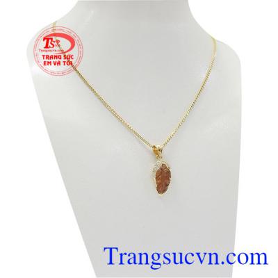 Thạch anh tóc giúp nâng cao sự tập trung trí óc, là biểu tượng của năng lượng, sự phát triển, sự sinh sản, thịnh vượng, thăng tiến,Bộ dây thạch anh tóc thời trang