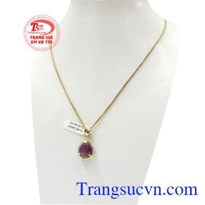 Màu đỏ của ruby rất riêng biệt, tượng trưng cho sự ấm áp và rực lửa của những đam mê, nóng bỏng, quyền lực nhưng cũng rất tình cảm,Bộ mặt dây đá Ruby