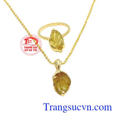 Bộ trang sức chiếc lá tinh tế tourmalin được kết hợp từ đá tourmalin thiên nhiên và vàng tây. 