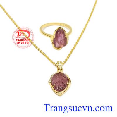 Bộ trang sức chiếc lá tourmalin thiên nhiên là sự kết hợp từ dây chuyền, mặt dây và nhẫn.