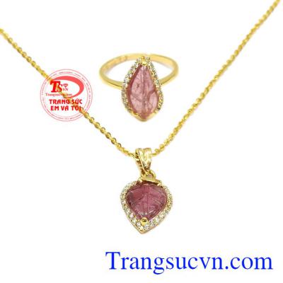 Bộ trang sức chiếc lá tourmalin xinh xắn mang màu sắc rực rỡ, sinh động.