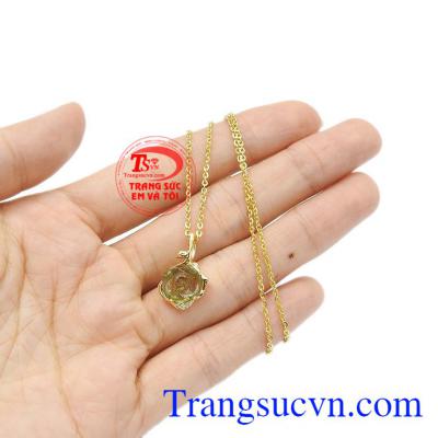 Bộ trang sức được chế tác từ vàng tây và đá tourmalin thiên nhiên hợp mệnh. Bộ trang sức hoa hồng tourmalin