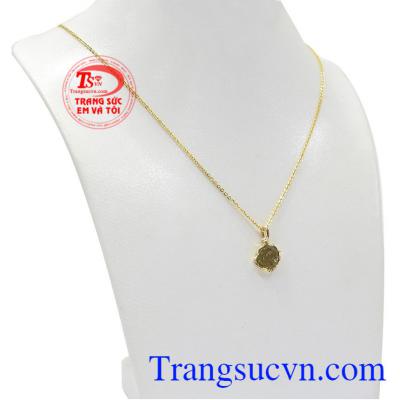 Bộ trang sức hoa hồng tourmalin thiết kế với kiểu dáng vô cùng tinh tế, thời trang.
