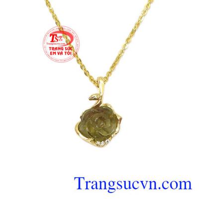 Sản phẩm giúp cho người đeo thêm phần nữ tính và quý phái. Bộ trang sức hoa hồng tourmalin