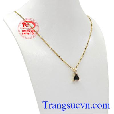 Bộ trang sức sapphir thiên nhiên quyến rũ thích hợp làm quà tặng cho người phụ nữ của bạn. 