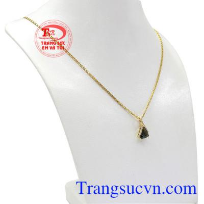 Bộ trang sức sapphir thiên nhiên sang trọng mang đến cho người dùng sự quyến rũ, quý phái. 