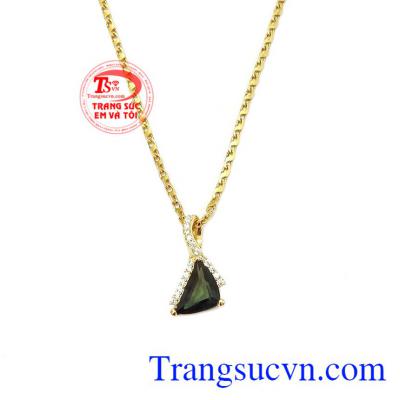 Thiết kế mới lạ, độc đáo tạo cảm giác sành điệu cho người dùng. Bộ trang sức sapphir thiên nhiên sang trọng