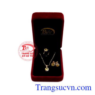 Bộ trang sức Sapphire độc đáo là sản phẩm mới nhất của thương hiệu Trang sức Em và Tôi