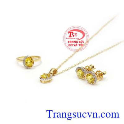Sản phẩm được chế tác từ vàng 14k và đá sapphire đẳng cấp tạo nên sự hài hòa cho bộ trang sức