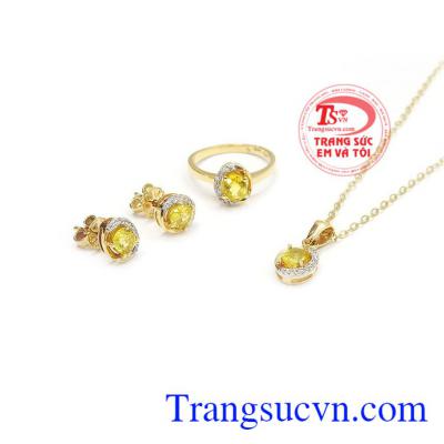 Bộ trang sức Sapphire độc đáo bao gồm trọn bộ sản phẩm gồm dây chuyền, mặt dây, hoa tai và nhẫn