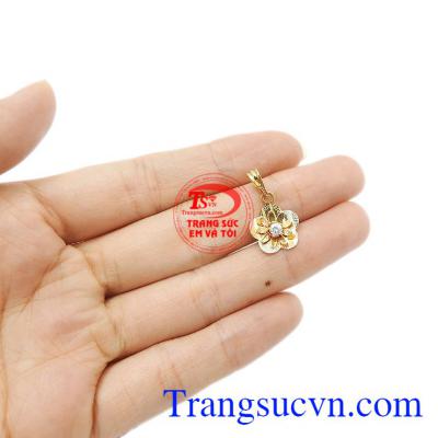 Mặt dây bông hoa may mắn vàng 18k được bảo hành uy tín, giao hàng toàn quốc. Bông hoa may mắn vàng 18k