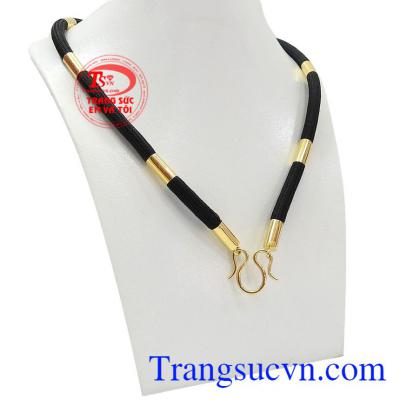 Dây dù bọc vàng 18k đẹp được thiết kế đơn giản, mạnh mẽ giúp phái nam thể hiện cá tính.