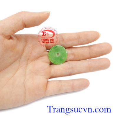 Đồng xu cẩm thạch bình an rất được mọi người ưa chuộng lựa chọn như lá bùa hộ mệnh cho bản thân