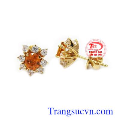 Hoa tai Sapphire vàng bình an với Sapphire là viên đá biểu tượng cho quyền lực, tài lộc và bình an, là món quà tặng ý nghĩa cho người yêu thương