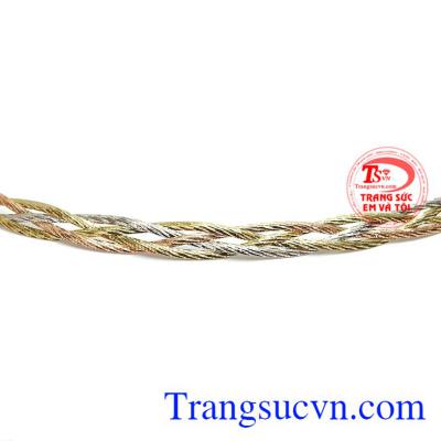 Chiếc kiềng bằng vàng tây hai màu hợp thời trang và sang trọng,quý phái. Kiềng vàng kết yêu thương