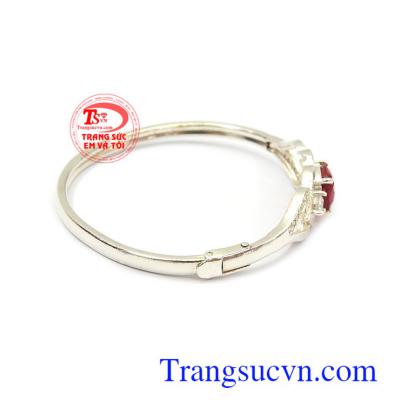 vòng tay bạc nữ vẫn luôn là một món đồ trang sức được phái đẹp lựa chọn hàng đầu, thường giành cho các lứa tuổi học sinh, sinh viên, đeo trẻ trung, phù hợp với phong cách