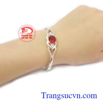 Vòng tay vàng tây gắn đá sang trọng dành cho nữ