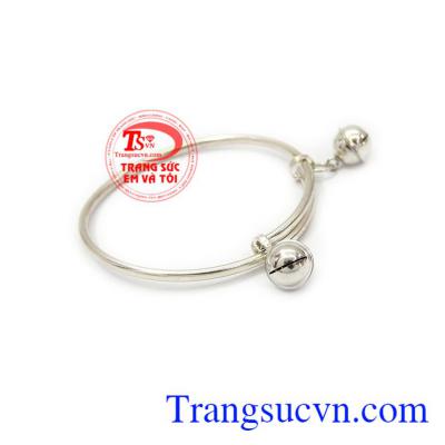 Có lẽ chẳng ai không biết cách “cạo gió”, dùng đồng tiền bằng bạc (chỉ là thuận tiện, không nhất thiết là đồng tiền mà bất cứ vật gì bằng bạc) để chữa cảm cúm, đau đầu, mệt mỏi