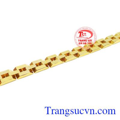 Với thiết kế hợp thời trang, người dùng có thể kết hợp cùng nhiều trang phục khác nhau. Lắc tay nam mạnh mẽ vàng 10k