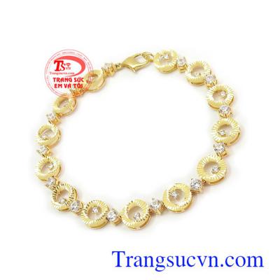 Lắc tay nữ 10k cá tính phù hợp phong cách phái đẹp, là dòng sản phẩm rất được ưa chuộng Lắc tay nữ 10k cá tính