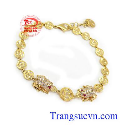 Lắc tay nữ vàng tây may mắn với hình tượng thiềm thừ là biểu tượng mang lại tài lộc, may mắn va bình an cho người đeo Lắc tay nữ vàng tây may mắn